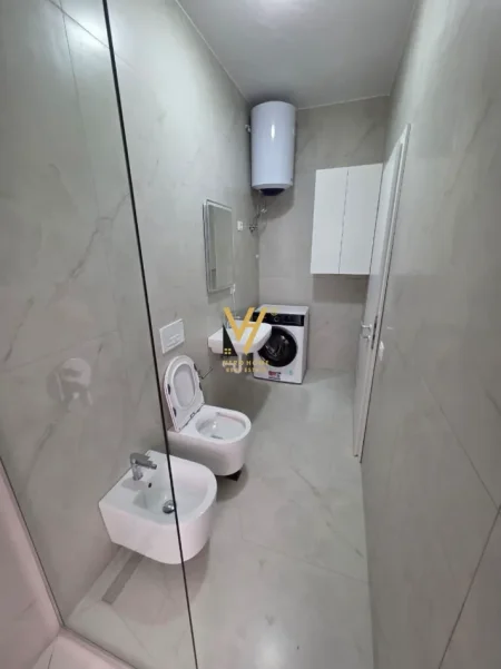 Tirane, jepet me qera apartament 2+1+Ballkon Kati 8, 75 m² 540 € (ALI DEMI)