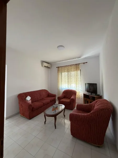 Tirane, jepet me qera apartament 1+1+Ballkon Kati 5, 65 m² 450 € 