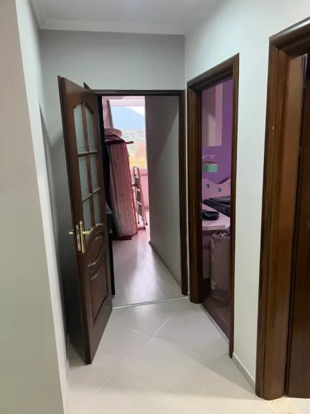 Tirane, jepet me qera apartament 2+1 Kati 3, 800 € (Liqeni i Thate)
