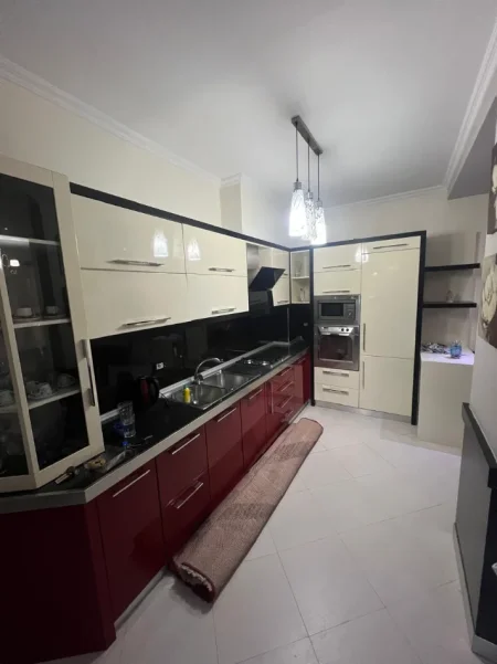 Tirane, jepet me qera apartament 2+1 Kati 3, 800 € (Liqeni i Thate)