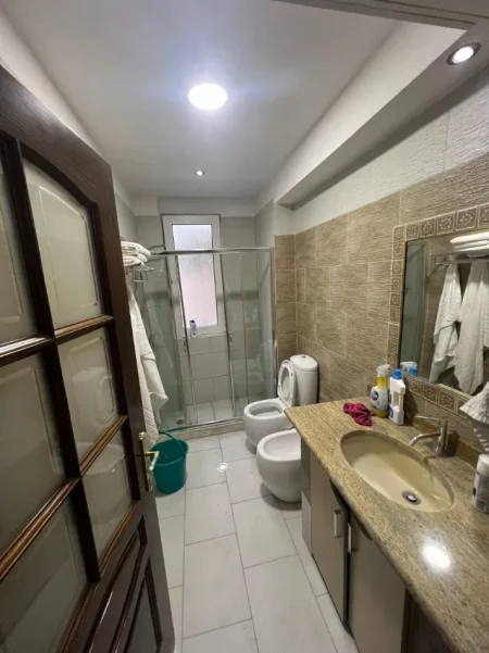 Tirane, jepet me qera apartament 2+1 Kati 3, 800 € (Liqeni i Thate)