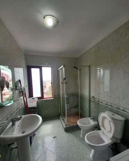 Tirane, jepet me qera apartament 1+1 Kati 3, 71 m² 550 € (RRUGA E DIBRES)