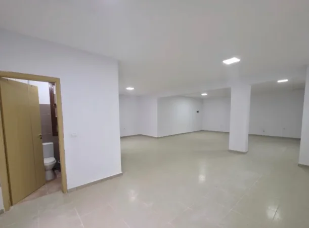 Tirane, jepet me qera ambjent biznesi Kati 0, 90 m² 800 € (Kopshti botanik)