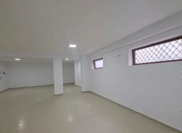 Tirane, jepet me qera ambjent biznesi Kati 0, 90 m² 800 € (Kopshti botanik)