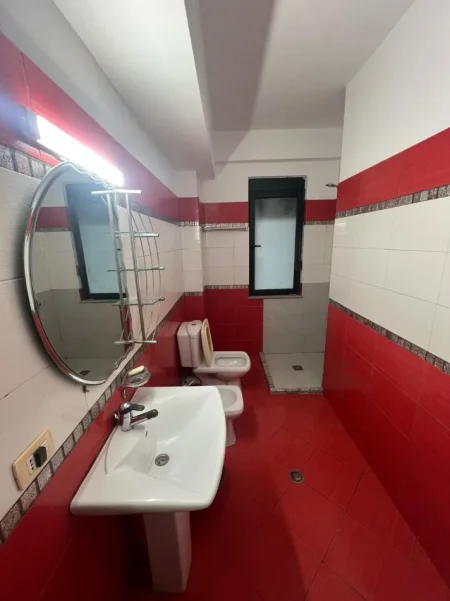 Tirane, jepet me qera apartament 1+1 Kati 3, 54 m² 500 € (Liqeni i Thate)