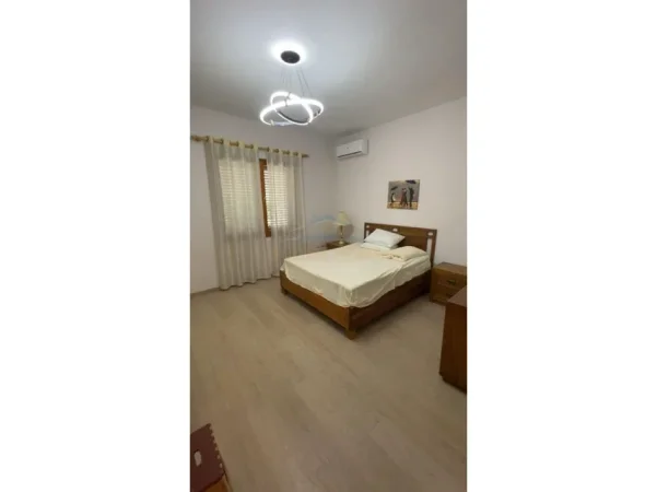 Tirane, jepet me qera apartament Kati 1, 800 € (Sauk)