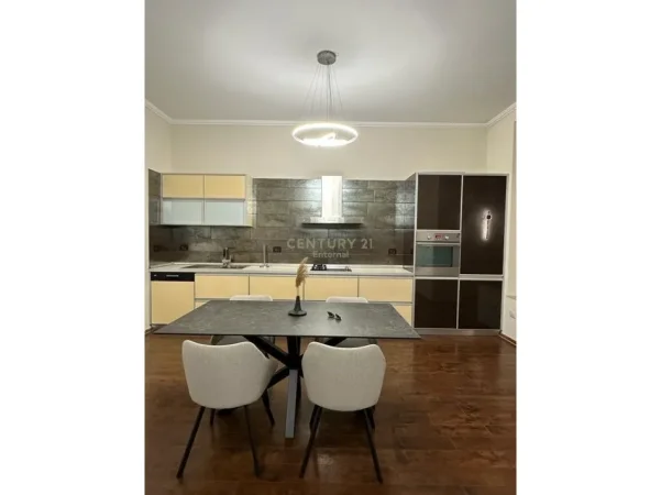 Tirane, jepet me qera apartament 2+1 Kati 7, 134 m² 1.600 € (garda)