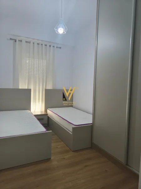 Tirane, jepet me qera apartament 2+1+Ballkon Kati 4, 85 m² 520 € (ALI DEMI)