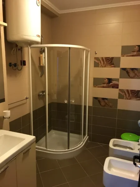 SHITET APARTAMENT 2+1+2 +POST PARKIMI  390.000 € (RRUGA E KOSOVAREVE)