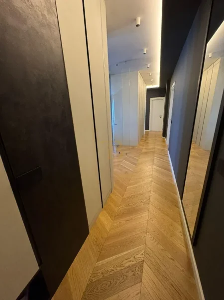 Tirane, jepet me qera apartament 1+1 Kati 3, 194 m² 2.000 € (Liqeni i Thate)