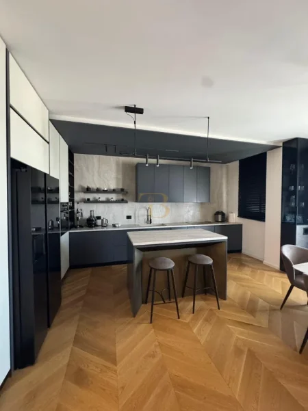 Tirane, jepet me qera apartament 1+1 Kati 3, 194 m² 2.000 € (Liqeni i Thate)