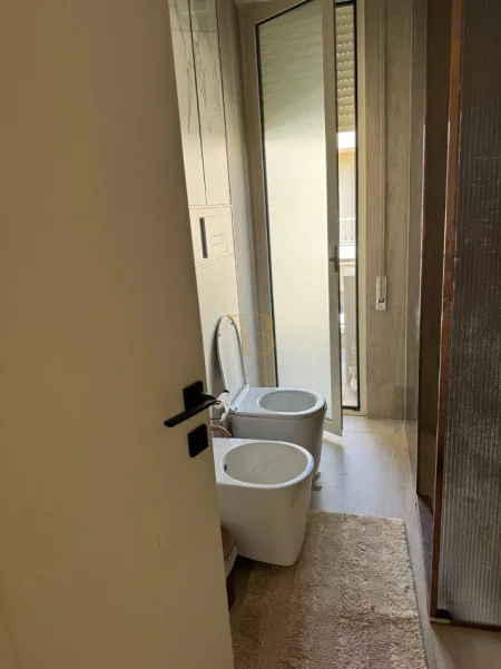 Tirane, jepet me qera apartament 1+1 Kati 3, 194 m² 2.000 € (Liqeni i Thate)