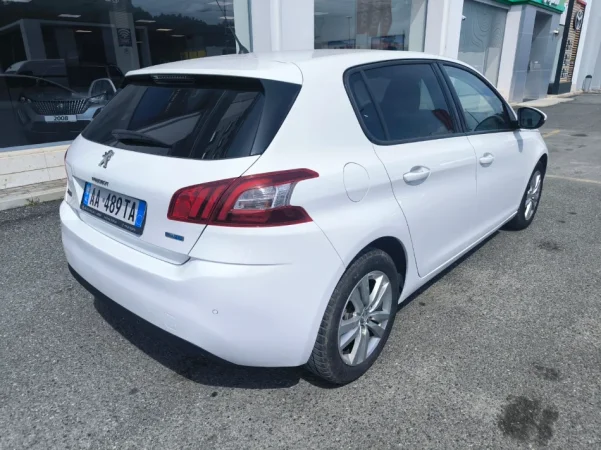 Tirane, shes makine Peugeot Nafte, e bardhë automatik Klima 104.700 km 8.700 €