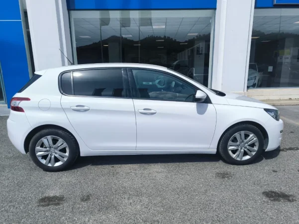 Tirane, shes makine Peugeot Nafte, e bardhë automatik Klima 104.700 km 8.700 €