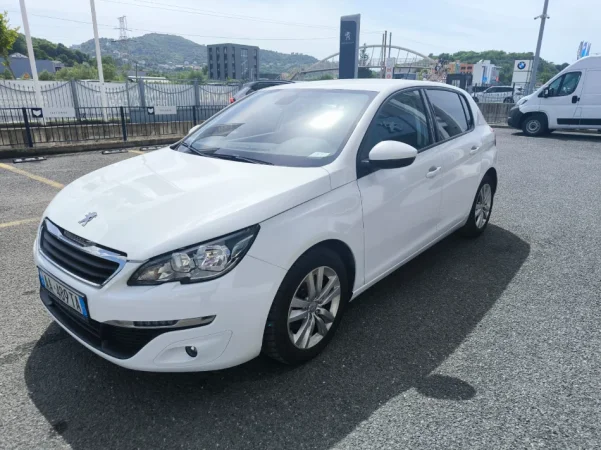 Tirane, shes makine Peugeot Nafte, e bardhë automatik Klima 104.700 km 8.700 €