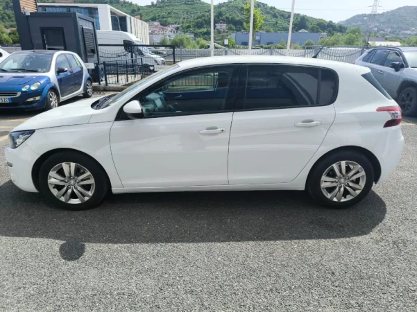 Tirane, shes makine Peugeot Nafte, e bardhë automatik Klima 104.700 km 8.700 €