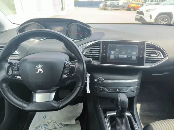 Tirane, shes makine Peugeot Nafte, e bardhë automatik Klima 104.700 km 8.700 €