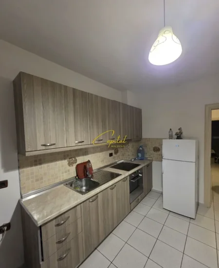 Tirane, jepet me qera apartament 1+1 Kati 3, 60 m² 400 € (XHAMLLIKU)