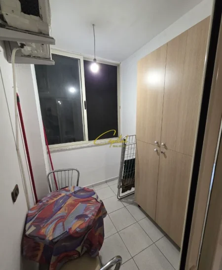 Tirane, jepet me qera apartament 1+1 Kati 3, 60 m² 400 € (XHAMLLIKU)