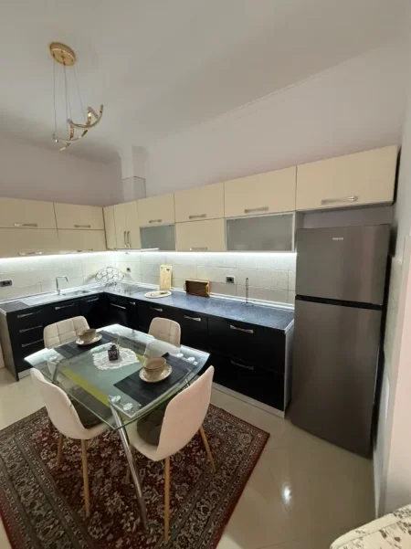 Tirane, jepet me qera apartament 2+1+Ballkon Kati 1, 115 m² 650 € (Kodra e Diellit)
