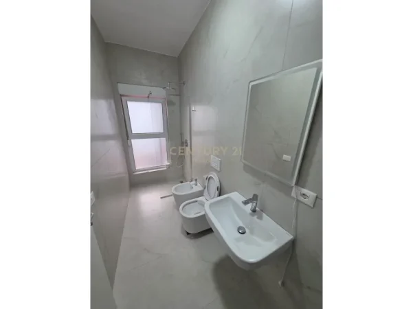 Tirane, jepet me qera apartament 2+1 Kati 8, 75 m² 550 € 