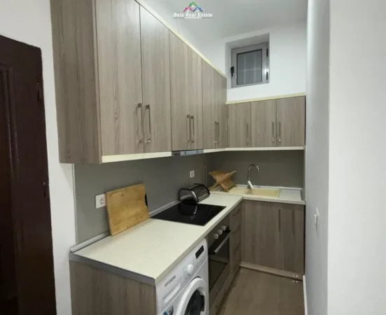 Tirane, jepet me qera apartament 1+1+Ballkon Kati 4, 40 m² 630 € (blloku)
