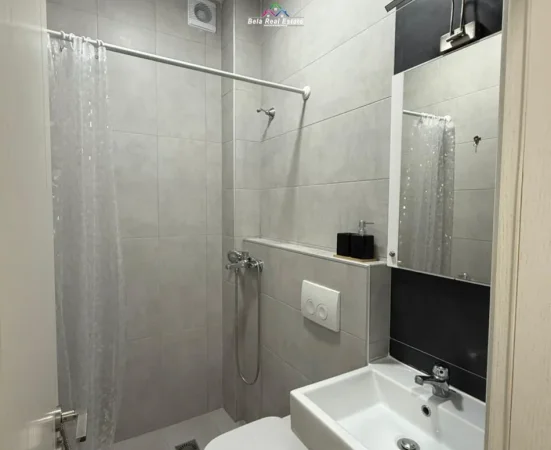 Tirane, jepet me qera apartament 1+1+Ballkon Kati 4, 40 m² 630 € (blloku)