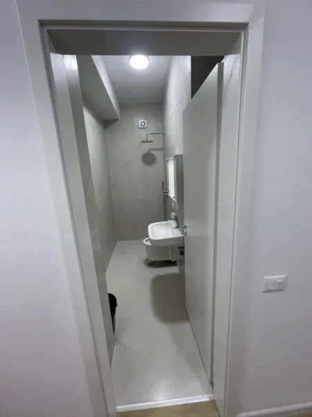 Tirane, jepet me qera apartament 1+1 Kati 9, 60 m² 350 € (Ali Demi)
