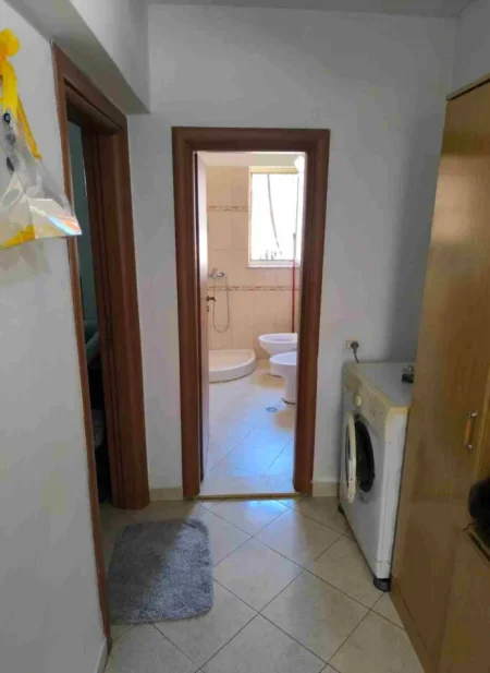 Tirane, jepet me qera apartament 1+1 Kati 5, 50 m² 350 € (Shkolla Gjon Buzuku prane Tv Klan)