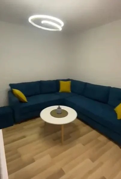 Tirane, jepet me qera apartament 1+1 Kati 3, 55 m² 550 € (MINISTRIA E DREJTESISE)
