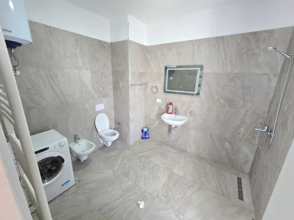 Tirane, jepet me qera apartament 2+1 Kati 9, 130 m² 630 € (Rruga e Dibres)