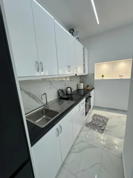Tirane, jepet me qera apartament 1+1 Kati 9, 90 m² 800 € (Rruga Siri Kodra)