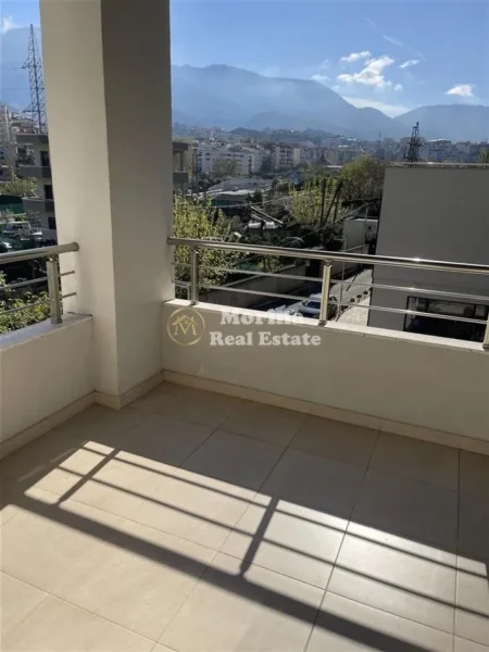 Tirane, jepet me qera apartament 3+1 Kati 2, 140 m² 850 € (Apartament 31 Kinostudio 850 Euro Muaj 2)