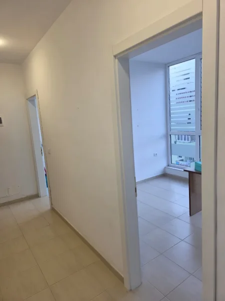 Tirane, jepet me qera apartament 1+1+Ballkon Kati 3, 67 m² 440 € 