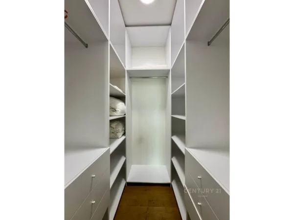 Tirane, jepet me qera apartament 2+1+Ballkon Kati 20, 130 m² 2.000 € (ambasador 3)