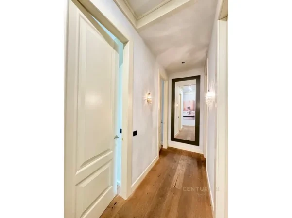 Tirane, jepet me qera apartament 2+1+Ballkon Kati 20, 130 m² 2.000 € (ambasador 3)