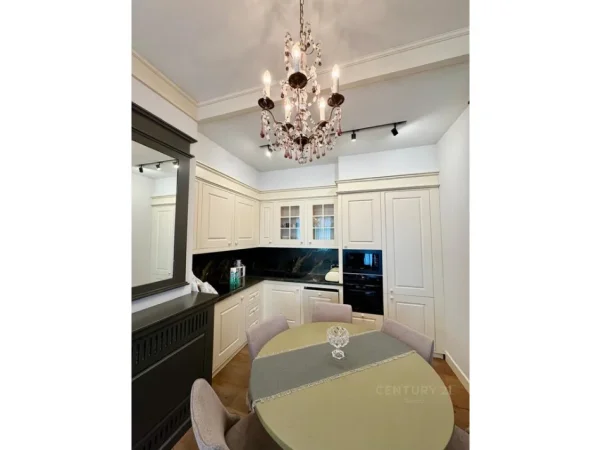 Tirane, jepet me qera apartament 2+1+Ballkon Kati 20, 130 m² 2.000 € (ambasador 3)