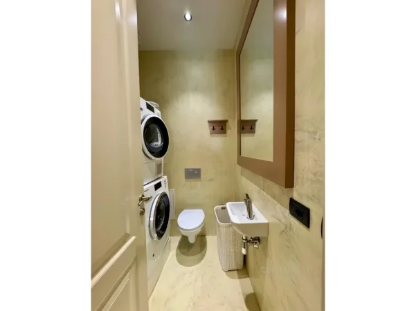 Tirane, jepet me qera apartament 2+1+Ballkon Kati 20, 130 m² 2.000 € (ambasador 3)