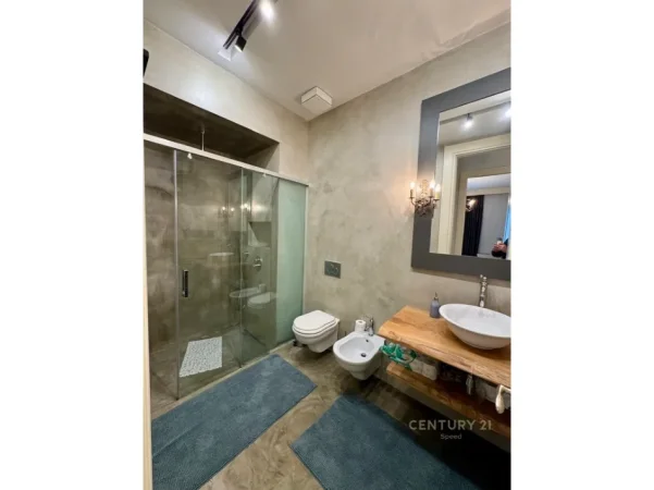 Tirane, jepet me qera apartament 2+1+Ballkon Kati 20, 130 m² 2.000 € (ambasador 3)