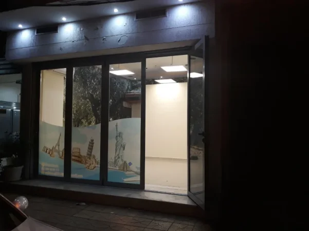 Tirane, jepet me qera dyqan Kati 0, 35 m² 300 € (KOMUNA E PARISIT)