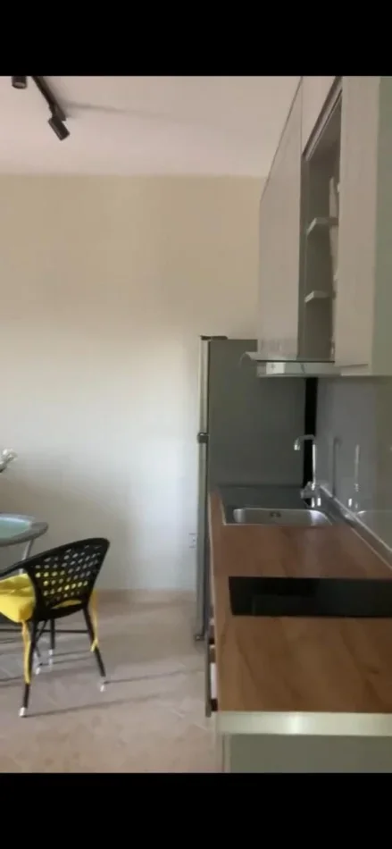 Tirane, jepet me qera apartament 1+1 Kati 3, 45 m² 400 € (Brryli)