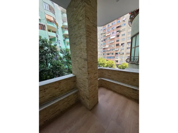Tirane, shitet apartament 1+1 Kati 3, 44 m² 129.000 € (KOMUNA E PARISIT)