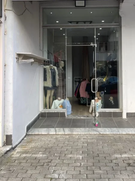 Tirane, jepet me qera ambjent biznesi Kati 1, 25 m² 350 € (Astir)