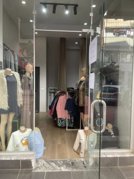 Tirane, jepet me qera ambjent biznesi Kati 1, 25 m² 350 € (Astir)