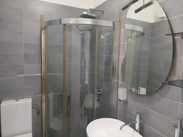 Tirane, jepet me qera apartament 1+1+Ballkon Kati 2, 65 m² 600 € 