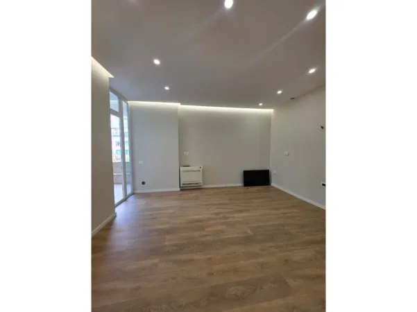 Tirane, shitet apartament 1+1 Kati 3, 44 m² 129.000 € (Komuna e Parisit)