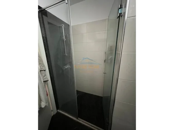 Tirane, jepet me qera apartament 1+1+Ballkon Kati 7, 64 m² 550 € (Rruga e Barrikadave)