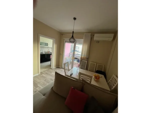 Tirane, jepet me qera apartament 1+1+Ballkon Kati 7, 64 m² 550 € (Rruga e Barrikadave)