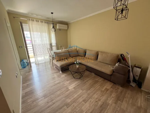 Tirane, jepet me qera apartament 1+1+Ballkon Kati 7, 64 m² 550 € (Rruga e Barrikadave)