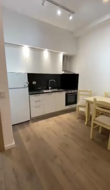 Tirane, jepet me qera apartament 1+1+Ballkon Kati 5, 70 m² 550 € 
